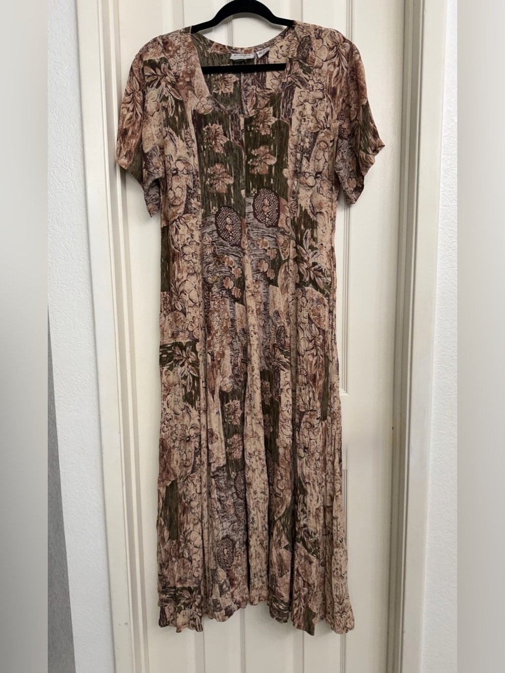 7172 Nostalgia Boho Vintage Floral Short-Sleeve Maxi Dress in Beige and Olive